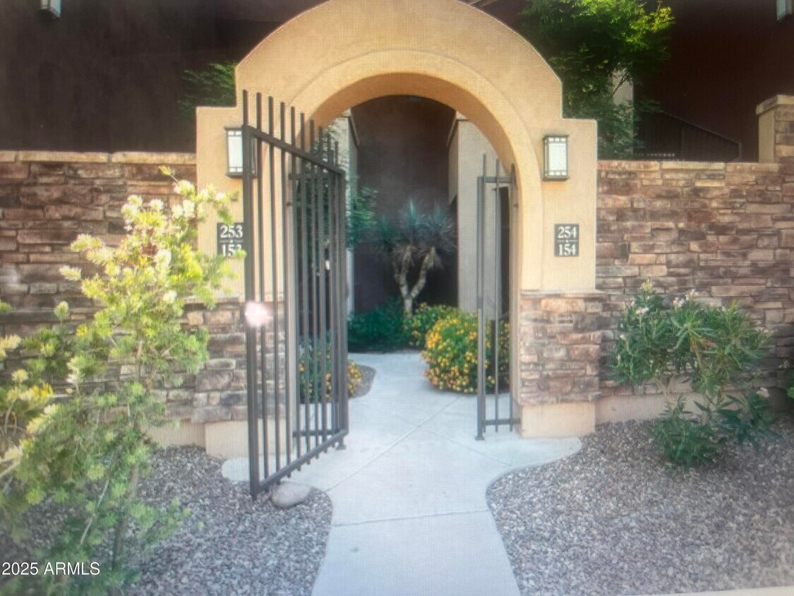 Foto principal - 7027 N Scottsdale Rd