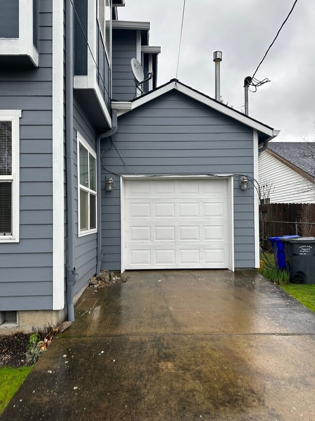 Foto del edificio - BEAUTIFUL 3 BEDROOM 2 1/2 BATH HOME IN ST. JOHN'S ACROSS FROM MCKENNA PARK JUST BLOCKS TO UNIVERS...