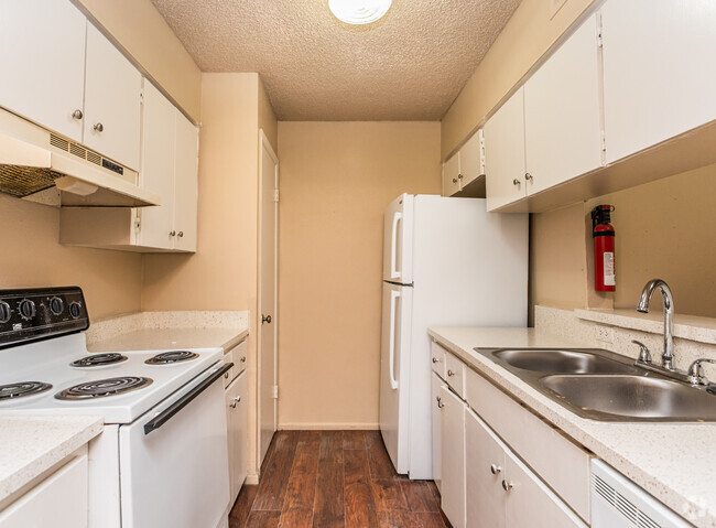 1BR, 1BA - 812SF Kitchen - Broadway Place