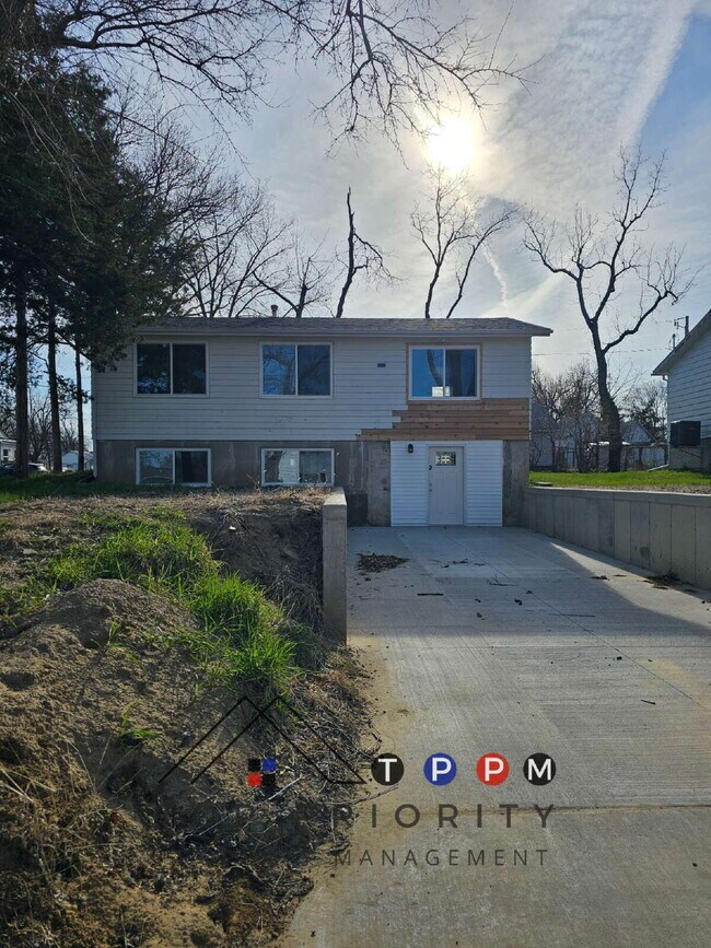 Building Photo - 3 Bedroom | 1.5 Bathroom Single Family Hom...