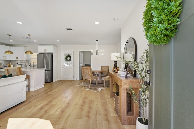 Building Photo - 712 E Kuehn St