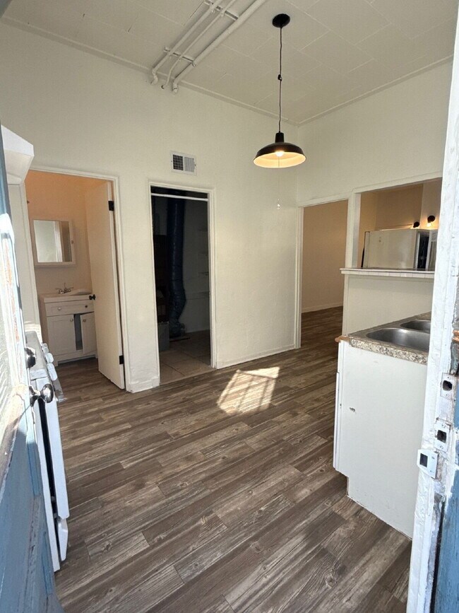 Foto del edificio - Great 1 bd apartment with private yard! Ridgecrest! Move in special!