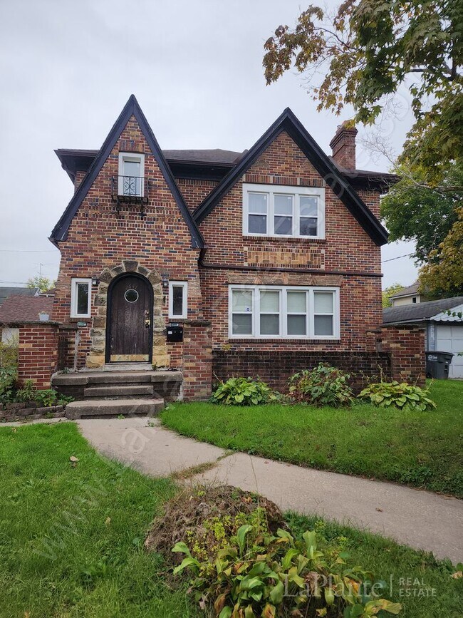 Building Photo - 2647 Greenway Street