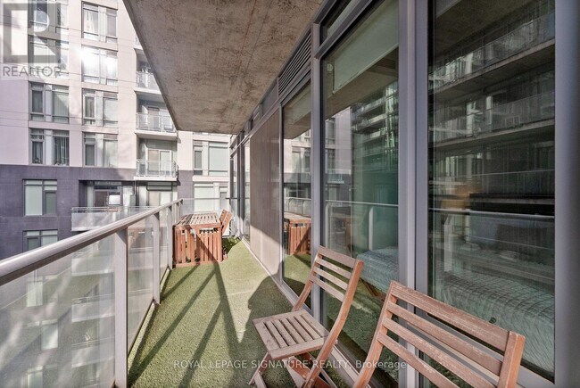 Photo du bâtiment - 650 King St W