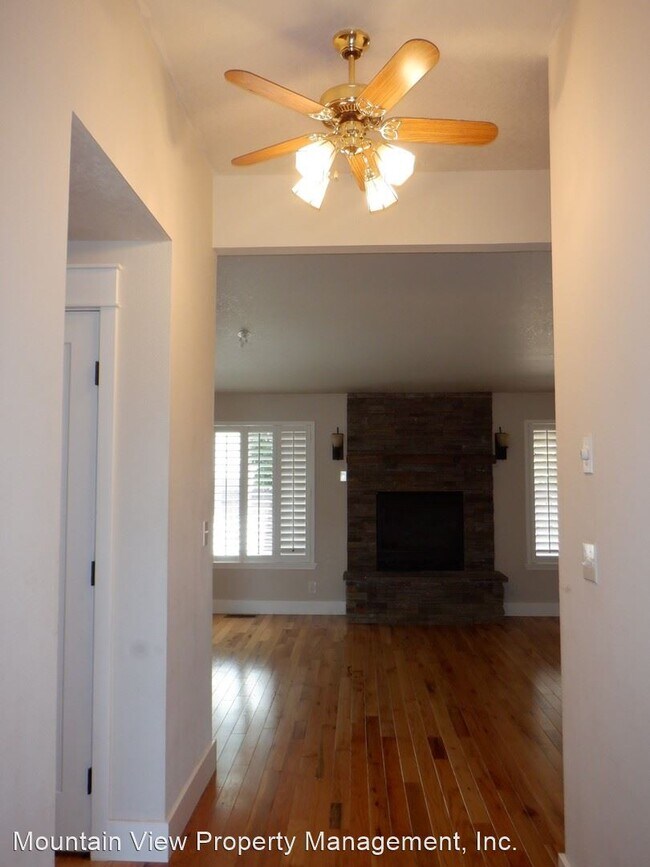 Building Photo - 3 br, 2 bath House - 3165 NE Barrington Ct