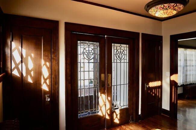 Foto del edificio - Stunning Historic Estate + In Ground Pool + Private Carriage House + Chef's Kitchen + Two Car Garage