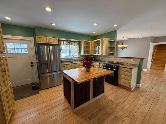 Building Photo - 672 Lisbon St