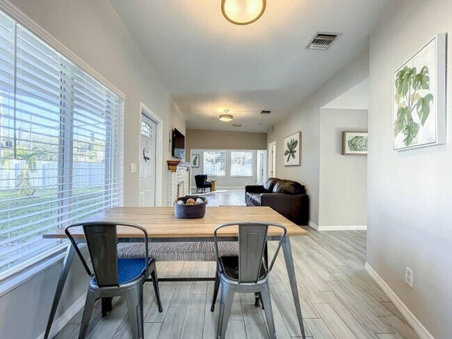 Foto del edificio - 1500 SW 12th Ct