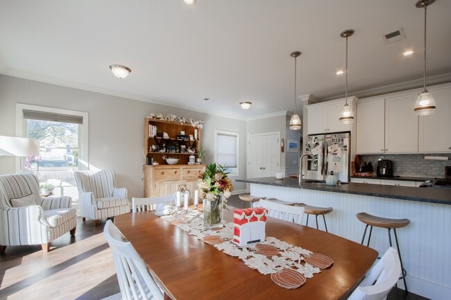 Building Photo - 41 Bank St