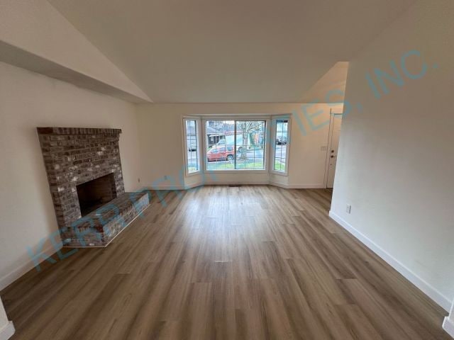 Foto del edificio - Charming 3-Bed Home with 2.5 Baths in Troutdale - Your Spacious Retreat Awaits!