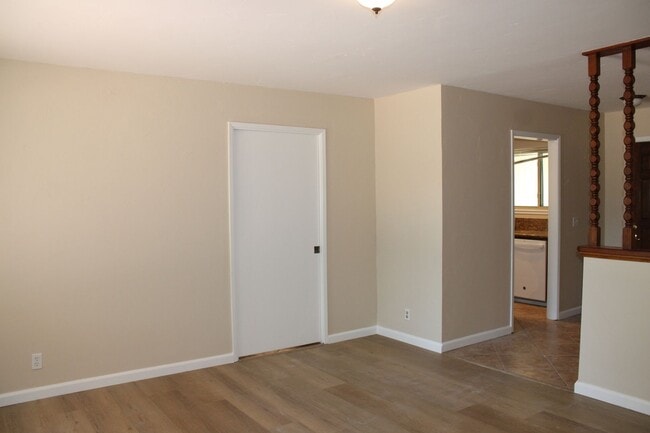 Building Photo - 5480 Paragon St