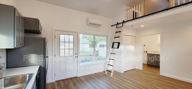 Building Photo - 5621 N 44th St