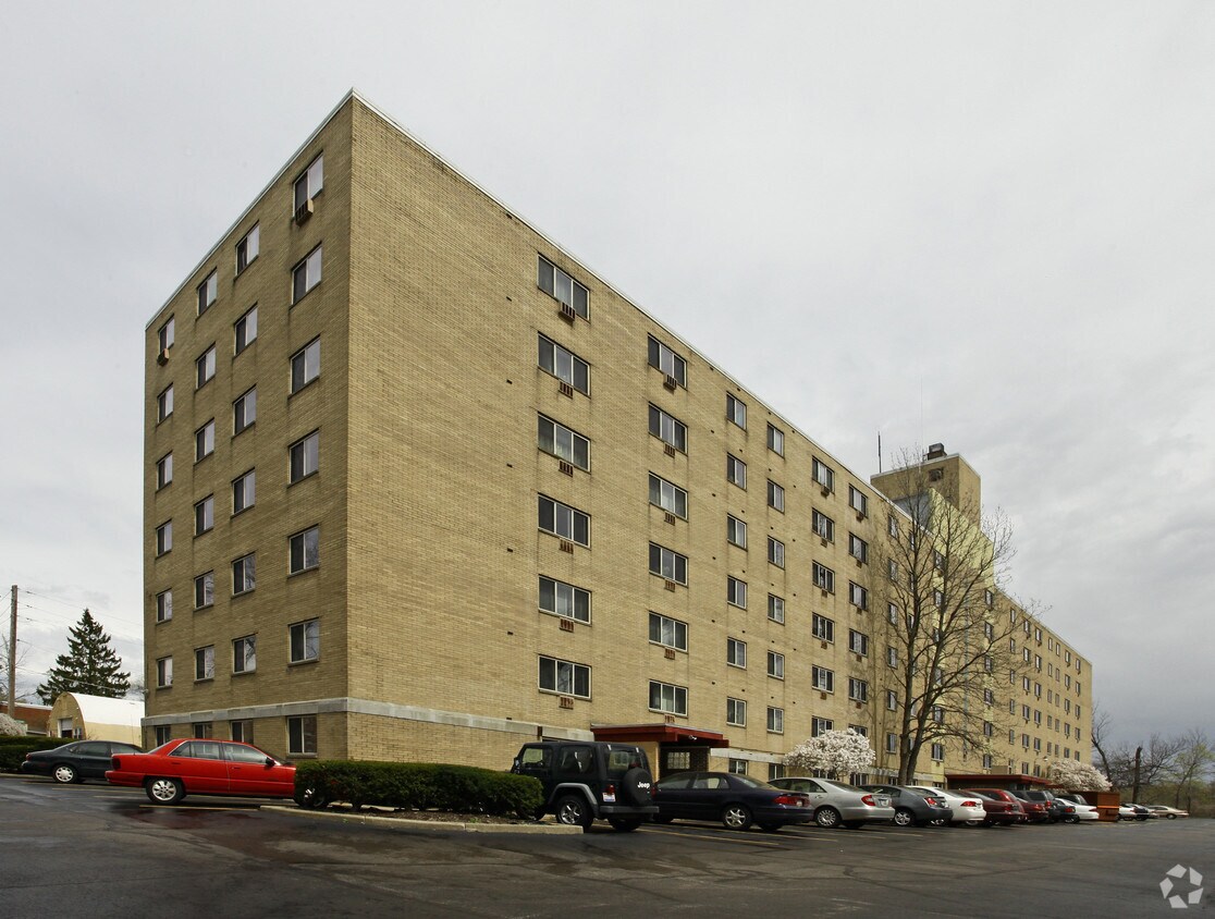 Commodore Club Apts Apartments in Lakewood, OH