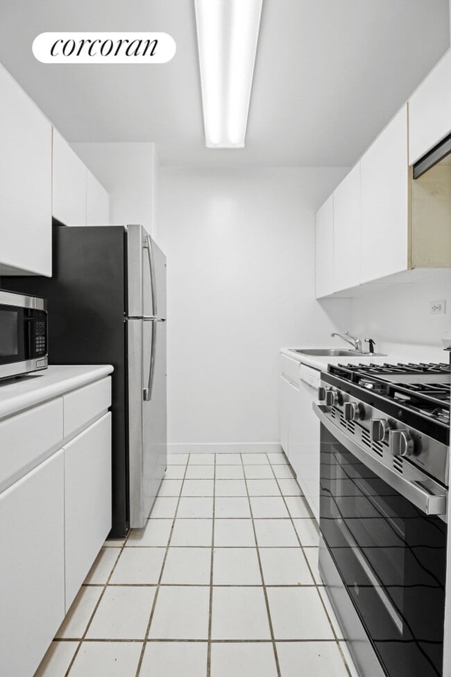 Building Photo - 145 E 48th St
