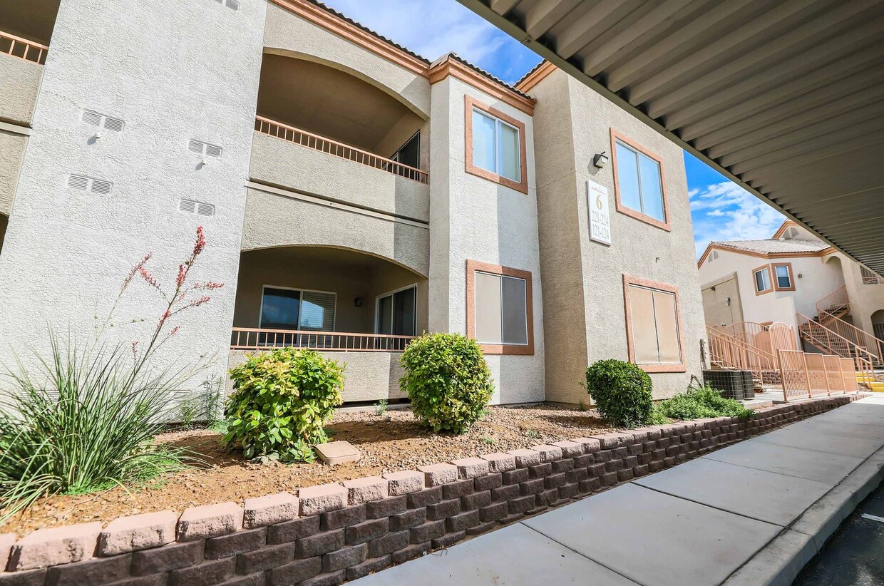 Primary Photo - Upstairs condo Russell & Mountain Vista