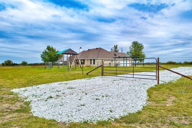 Foto del edificio - Ranchette on 7.5 acres