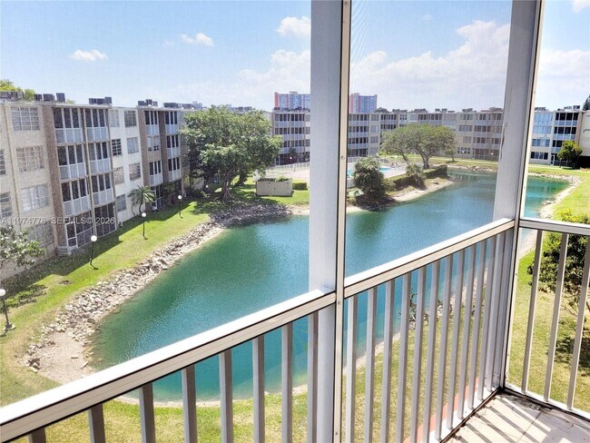 Foto del edificio - 1700 NE 191st St