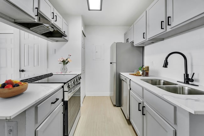 Building Photo - Residences at Bear Creek
