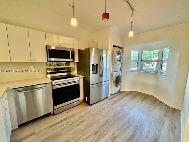 Building Photo - 975 NE 33rd Terrace