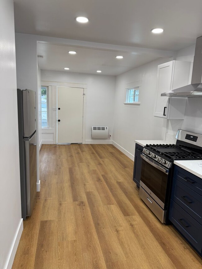 Building Photo - Stunning Modern Home- Fully Renovated
