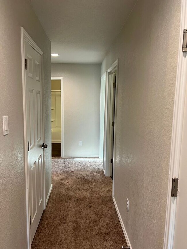 Building Photo - *$99 MOVE-IN SPECIAL* | Three Bedroom | Tw...