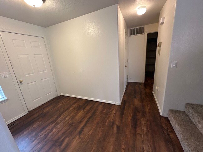 Building Photo - NE 2.5 Bath 2-Story, Den/Office, Gas Heat/...