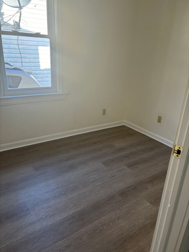 Building Photo - Harvard/Fleet three bedroom single family