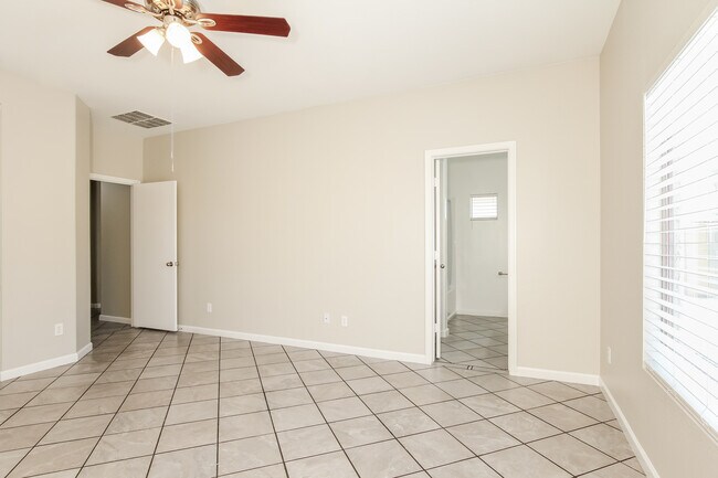Foto del edificio - 5324 W Carson Rd