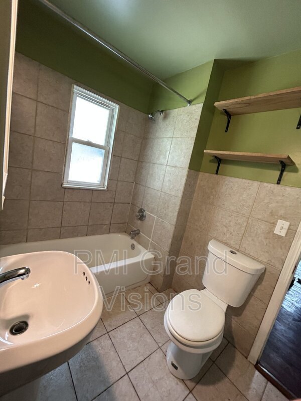 Building Photo - 321 A St
