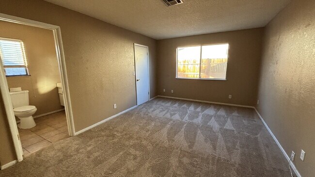 Foto del edificio - Charming 4-Bed Single Story, NO HOA