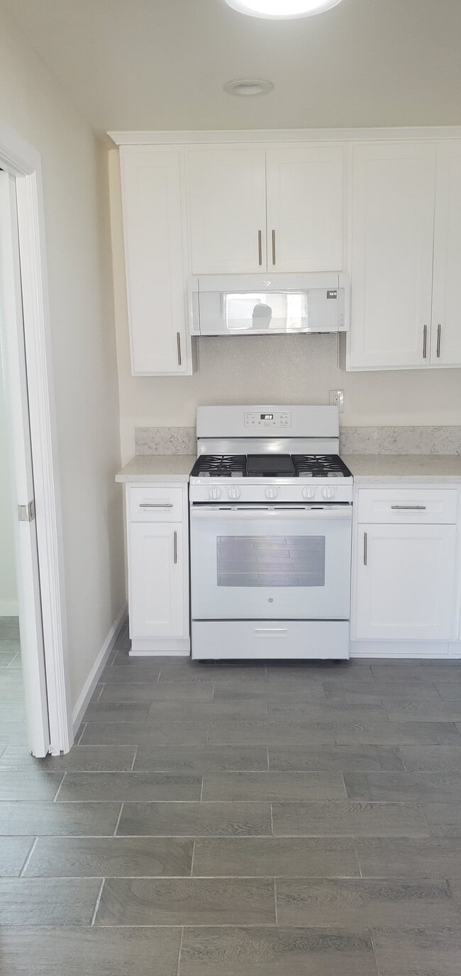 Stove - 5011 Stacy St