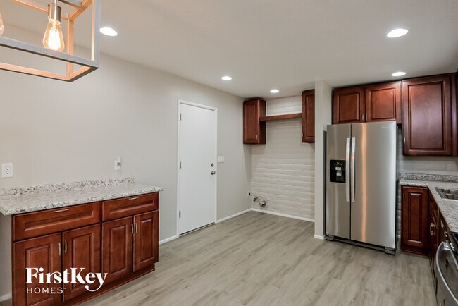 Foto del edificio - 7322 E Lakeside Dr