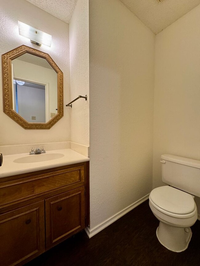 Building Photo - Townhome