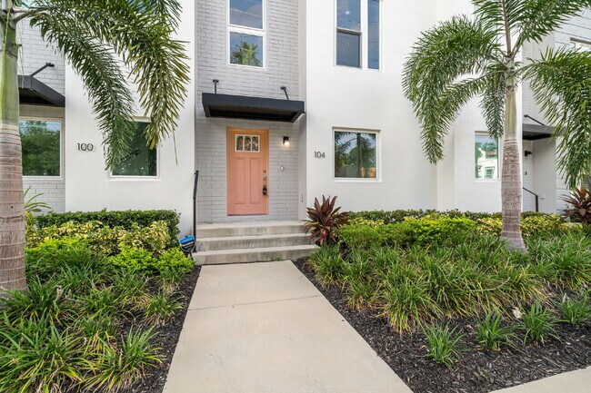 Foto del edificio - BEAUTIFUL Townhome For Rent in Downtown St Petersburg!