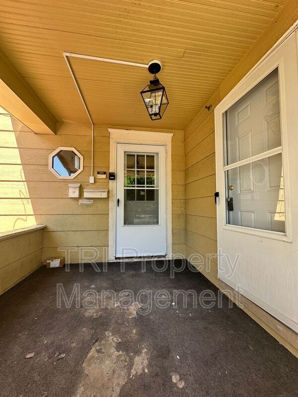 Building Photo - 1605 11th Ave