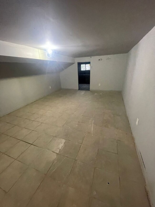 Foto del edificio - Two Bedrooms W/ Storage Room Upstairs 1 1/...