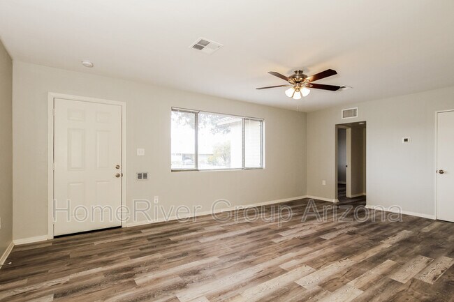 Foto del edificio - 2458 E Coronado Rd