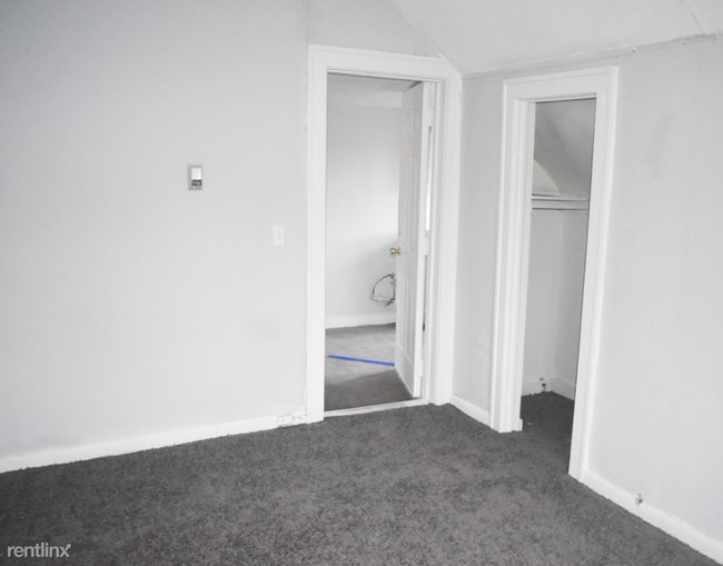 Building Photo - 2 br, 1 bath Apartment - 2061 Trowbridge St B