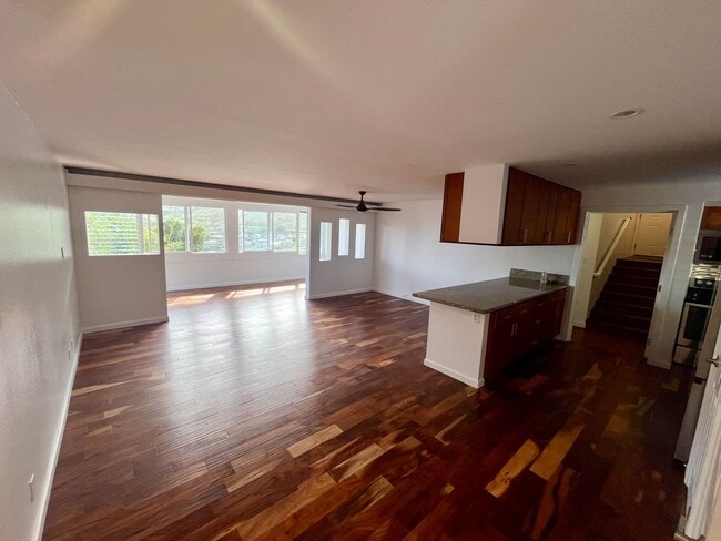 Building Photo - Renovated 6 Bedroom, 3.5 Bath Home with 2 Garages in Aina Haina
