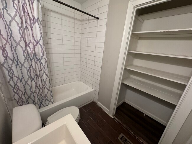 Building Photo - 615 W 34th St