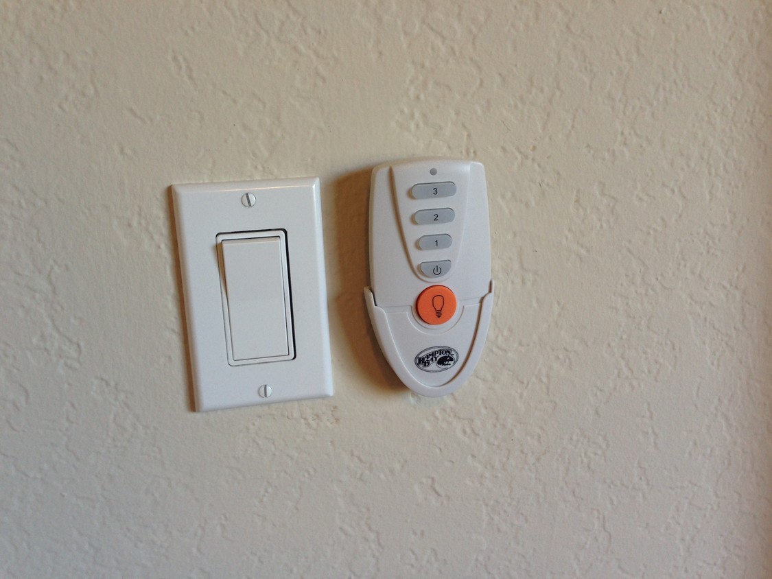 Ventilador de techo con control remoto - Harbor Bluffs Apartments