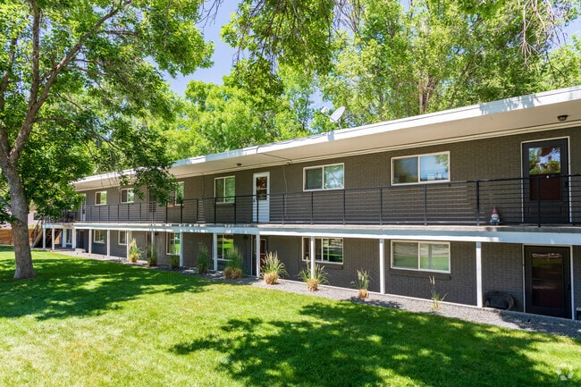 Building Photo - Saulsbury Manor