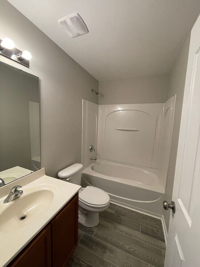 Building Photo - Spacious 4 bedroom, 2 full bath, 2 story t...