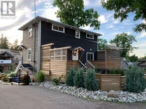 Building Photo - 426 Wilson St E