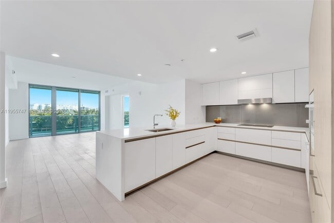 Foto del edificio - 9221 E Bay Harbor Dr