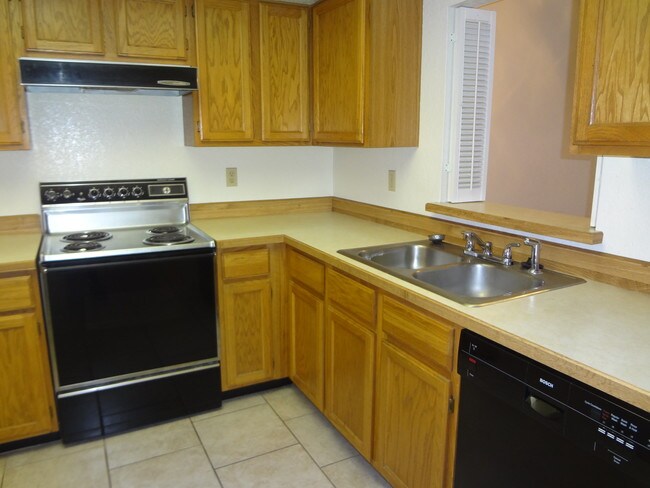 Building Photo - 2500 N Ironwood Ridge Dr