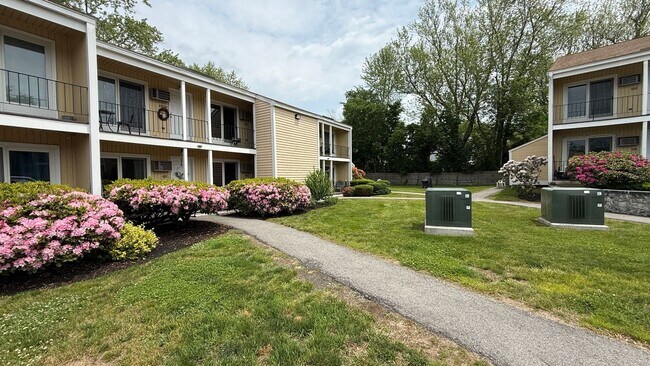 Foto del edificio - Walk to Downtown from this 1 Bedroom 1st F...