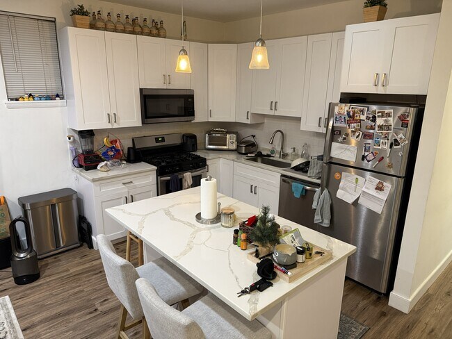 Cocina - 1845 N Marshfield Ave