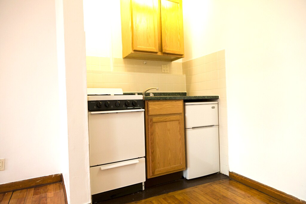 Building Photo - 411 W 54th St