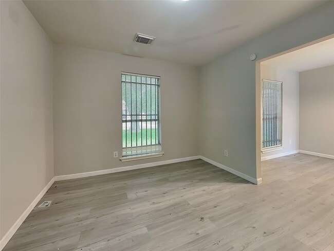 Building Photo - A spacious and move-in ready 3-bedroom, 1.5-bathroom home in Houston is now available. Fresh pain...